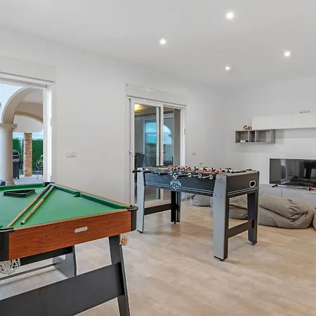 Socrates By Abahana וילה